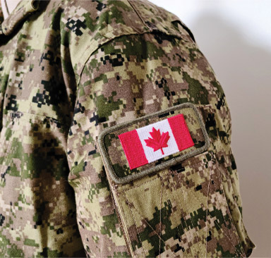 Un uniforme des Forces armées canadiennes muni d’un écusson du drapeau canadien.